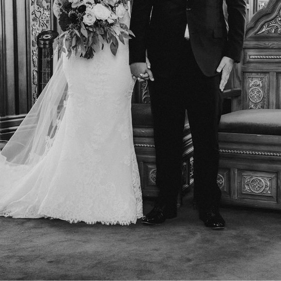 Stunning wedding dress with most beautiful back detail and train - Picture 2 of 5